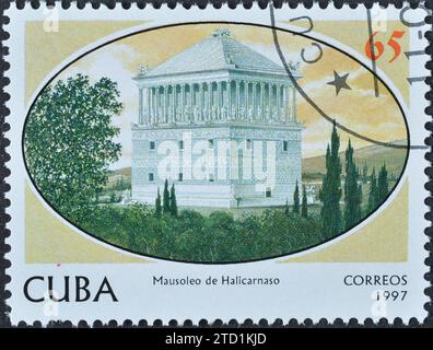 Gestempelte Briefmarke, gedruckt von Kuba, die das Mausoleum in Halikarnassus zeigt, Sieben Wunder der Antike, um 1997. Stockfoto