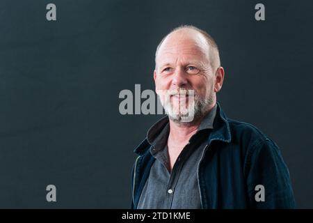 Der britische Autor Alex Renton nimmt an einem Fotogespräch während des Edinburgh International Book Festival am August 2017 in Edinburgh Teil. Stockfoto