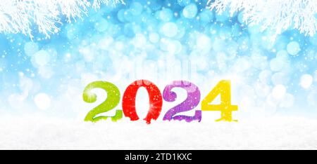 Hölzerne bunte 2024 Zahlen in Perspektive auf hellblauem Bokeh-Winterhintergrund mit weißen schneebedeckten Zweigen und fallendem Schnee. Stockfoto