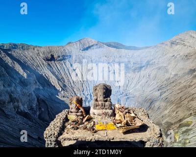 Ganesha-Statue mit dem Krater des Mount Bromo im Hintergrund, Bromo Tengger Semeru Nationalpark, Ost-Java, Indonesien Stockfoto