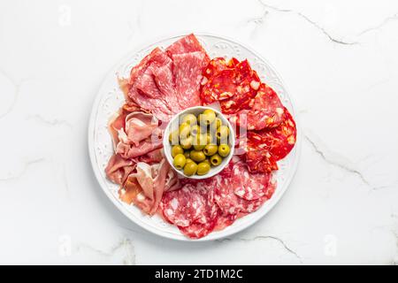 Auswahl an italienischer und spanischer Vorspeise in Scheiben, Schinken, Salami und Schinken mit Oliven Stockfoto
