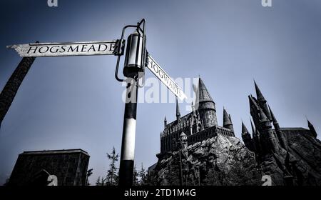 Hogsmead und Hogwarts Schild, das auf das Schloss in der Wizarding World of Harry Potter Area in den Universal Studios Hollywood in Los Angeles, Kalifornien zeigt Stockfoto