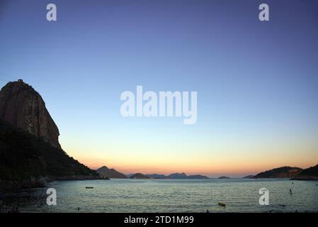 Der Sugarloaf Mountain und die Guanabara Bay von Praia Vermelha in der Abenddämmerung aus gesehen - Rio de Janeiro, Brasilien Stockfoto