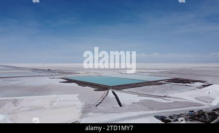 15. Dezember 2023, Bolivien, Uyuni: Blick auf die Verdunstung von Lithium in einem bolivianischen Werk in Rio Grande am Uyuni-Salzsee. Das südamerikanische Land eröffnete am Freitag eine Anlage zur Herstellung von Lithiumcarbonat. Foto: Alexis Demarco/dpa Stockfoto