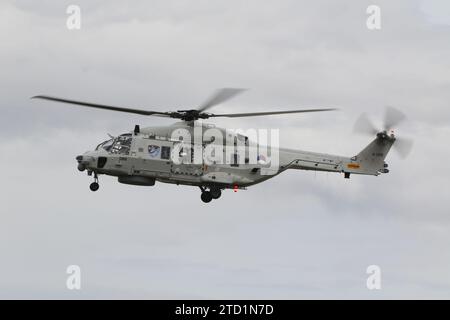 N-088, ein NH Industries NH-90NFH, das von der Royal Netherlands Navy betrieben wird, traf bei der RAF Fairford in Gloucestershire ein, um an der Royal International Air Tattoo 2023 (RIAT 23) teilzunehmen. Stockfoto