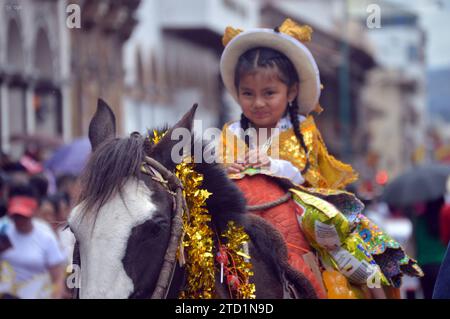 CUENCA-PREGON PASE NINO VIAJERO Cuenca,Ecuador 15 de diciembre de 2023 La manana de hoy se realizo el Pregon del Nino Viajero Navidad con Amor donde ninos,adultos,personas con diskapidades se vistieron con diferentes trajes navidenos en Honor al Nino Viajero. El desfile comenzo desde el parque de San Blas desde las 10:30 uhr recorriendo la calle Bolivar hasta llegar al parque Calderon. foto Boris Romoleroux/API. ACE-CUENCA-PREGONPASENIÃOVIAJERO-fed9c0763022b1da08dae70231f0c5c5 *** CUENCA PREGON PASE NINO VIAJERO Cuenca, Ecuador 15. Dezember 2023 heute Morgen fand die Pregon der Nino Via statt Stockfoto