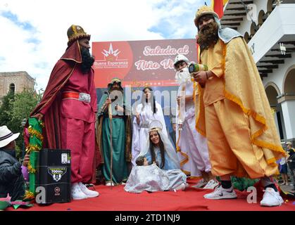 CUENCA-PREGON PASE NINO VIAJERO Cuenca,Ecuador 15 de diciembre de 2023 La manana de hoy se realizo el Pregon del Nino Viajero Navidad con Amor donde ninos,adultos,personas con diskapidades se vistieron con diferentes trajes navidenos en Honor al Nino Viajero. El desfile comenzo desde el parque de San Blas desde las 10:30 uhr recorriendo la calle Bolivar hasta llegar al parque Calderon. foto Boris Romoleroux/API. ACE-CUENCA-PREGONPASENIÃOVIAJERO-f6d32868c97d51775d00aee93f8c65dc *** CUENCA PREGON PASE NINO VIAJERO Cuenca, Ecuador 15. Dezember 2023 heute Morgen fand die Pregon der Nino Via statt Stockfoto