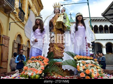 CUENCA-PREGON PASE NINO VIAJERO Cuenca,Ecuador 15 de diciembre de 2023 La manana de hoy se realizo el Pregon del Nino Viajero Navidad con Amor donde ninos,adultos,personas con diskapidades se vistieron con diferentes trajes navidenos en Honor al Nino Viajero. El desfile comenzo desde el parque de San Blas desde las 10:30 uhr recorriendo la calle Bolivar hasta llegar al parque Calderon. foto Boris Romoleroux/API. ACE-CUENCA-PREGONPASENIÃOVIAJERO-bae314ea4ac49867db5a74b781af692 *** CUENCA PREGON PASE NINO VIAJERO Cuenca, Ecuador 15. Dezember 2023 heute Morgen fand die Pregon der Nino Via statt Stockfoto