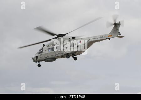 N-088, ein NH Industries NH-90NFH, das von der Royal Netherlands Navy betrieben wird, traf bei der RAF Fairford in Gloucestershire ein, um an der Royal International Air Tattoo 2023 (RIAT 23) teilzunehmen. Stockfoto