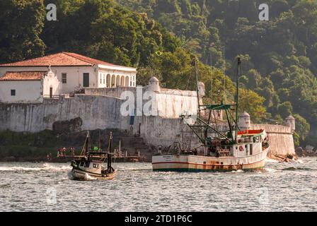 Guarujá, São Paulo, Brasilien. Santo Amaro da Barra Grande Festung. Historisches Museum am Hafen von Santos Kanal. Vorbeifahren mit dem Fischerboot. Stockfoto