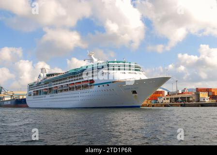 Royal Caribbean's Vision of the Seas Kreuzfahrtschiff im Hafenkanal der Stadt Santos, Brasilien. Stockfoto