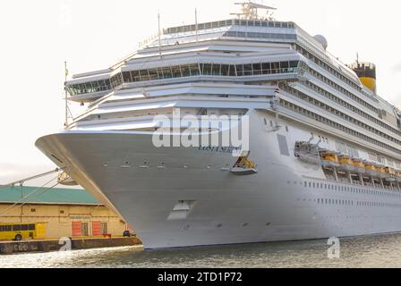 Stadt Santos, Brasilien. Bootstour an der Costa Serena im Hafen von Santos. Stockfoto