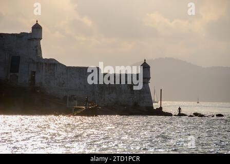 Stadt Guarujá, São Paulo, Brasilien. Sonnenuntergang in der Festung Santo Amaro da Barra Grande. Museum am Hafen von Santos Kanal. Stockfoto