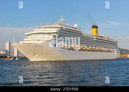 Das Kreuzfahrtschiff Costa Fortuna verlässt den Hafen von Santos am späten Nachmittag. Stadt Santos, Brasilien. Stockfoto