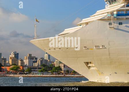 Santos City, Brasilien. Kreuzfahrtschiff, das vor der Stadt vorbeifährt. Gebäude am Wasser im Hintergrund. Stockfoto