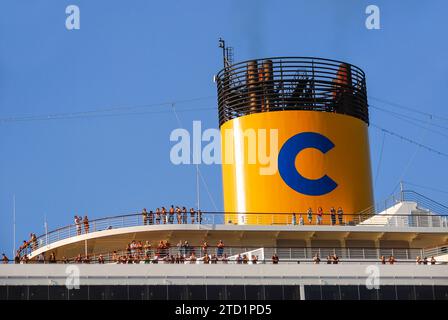 Schornstein des Costa Cruises Schiffes. Oben auf dem Schiff Costa Fortuna mit Touristen, die die Landschaft beobachten. Santos City, Brasilien. Stockfoto