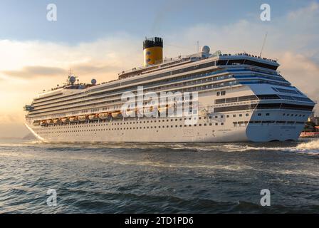 Das Kreuzfahrtschiff Costa Fortuna verlässt den Hafen von Santos bei Sonnenuntergang. Santos City, Brasilien. Stockfoto