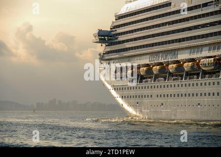 Das Kreuzfahrtschiff Costa Fortuna verlässt den Hafen von Santos bei Sonnenuntergang. Santos City, Brasilien. Stockfoto