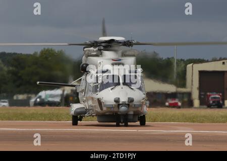 N-088, ein NH Industries NH-90NFH, das von der Royal Netherlands Navy betrieben wird, traf bei der RAF Fairford in Gloucestershire ein, um an der Royal International Air Tattoo 2023 (RIAT 23) teilzunehmen. Stockfoto