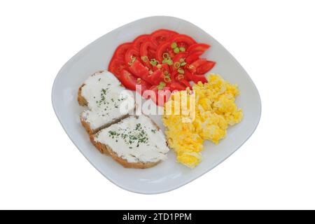 Rührei mit Weichkäse und Tomaten auf einem Teller isoliert auf weißem Hintergrund. Hausgemachtes Frühstück. Stockfoto