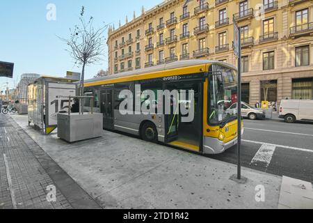 Barcelona - 15. Dezember 2023: Der Stadtbus von Barcelona hält und leer, die Türen des Unternehmens wurden geöffnet, um das Konzept des nachhaltigen Transports voranzutreiben Stockfoto