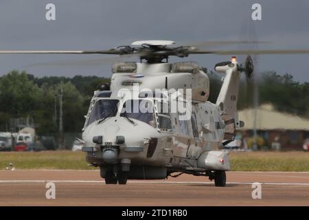 N-088, ein NH Industries NH-90NFH, das von der Royal Netherlands Navy betrieben wird, traf bei der RAF Fairford in Gloucestershire ein, um an der Royal International Air Tattoo 2023 (RIAT 23) teilzunehmen. Stockfoto