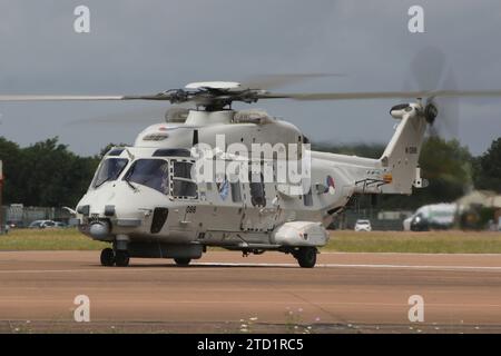 N-088, ein NH Industries NH-90NFH, das von der Royal Netherlands Navy betrieben wird, traf bei der RAF Fairford in Gloucestershire ein, um an der Royal International Air Tattoo 2023 (RIAT 23) teilzunehmen. Stockfoto