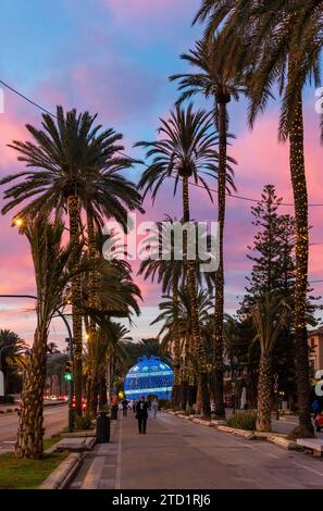 Palma de Mallorca, Spanien; 12. dezember 2023: Weihnachtsbeleuchtung der Stadt Palma de Mallorca zur Weihnachtszeit, Spanien Stockfoto