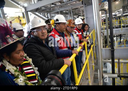 15. Dezember 2023, Bolivien, Uyuni: Luis Arce Catacora (M), Präsident Boliviens, besucht zusammen mit anderen Beamten verschiedener Behörden die Lithiumcarbonatförderanlage in der Uyuni-Salzwüste. Die neue Anlage zur Herstellung von Lithiumcarbonat befindet sich am Salzsee Uyuni in der Gemeinde Rio Grande. Foto: Alexis Demarco/dpa Stockfoto