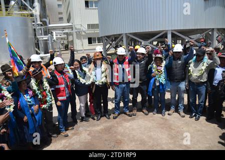 15. Dezember 2023, Bolivien, Uyuni: Offizielles Gruppenfoto bei der Einweihung der Anlage zur Herstellung von Lithiumcarbonat am Salzsee von Uyuni in der Gemeinde Rio Grande. Foto: Alexis Demarco/dpa Stockfoto