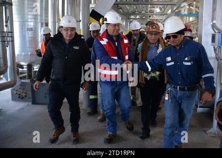 15. Dezember 2023, Bolivien, Uyuni: Luis Arce Catacora (M), Präsident von Bolivien, spaziert mit anderen Beamten verschiedener Behörden durch die Lithiumcarbonat-Extraktionsanlage in der Uyuni-Salzwüste. Die neue Anlage zur Herstellung von Lithiumcarbonat befindet sich am Salzsee Uyuni in der Gemeinde Rio Grande. Foto: Alexis Demarco/dpa Stockfoto