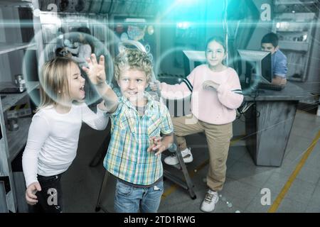 Ein kleines Mädchen, das den Jungen anschreit und im Questraum nach etwas greift, ein gedämpftes Bild Stockfoto