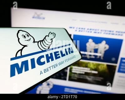 Mobiltelefon mit Logo der Compagnie Générale des établissements Michelin SCA vor der Business-Website. Konzentrieren Sie sich auf die Mitte des Telefondisplays. Stockfoto