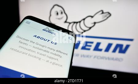 Smartphone mit Website der Compagnie Générale des établissements Michelin SCA vor Firmenlogo. Fokussieren Sie sich oben links auf der Telefonanzeige. Stockfoto