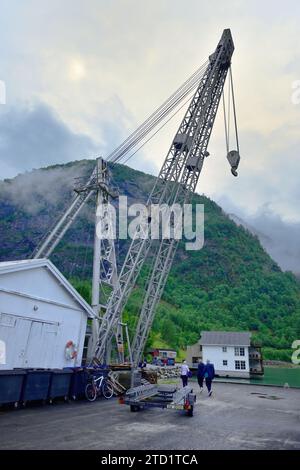 Skjolden, Sognefjord, Norwegen - 28. Juni 2022: Großer grauer Kran am Hafen Stockfoto