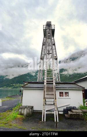 Skjolden, Sognefjord, Norwegen - 28. Juni 2022: Großer grauer Kran am Hafen Stockfoto