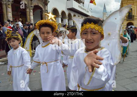 CUENCA-PREGON PASE NINO VIAJERO Cuenca,Ecuador 15 de diciembre de 2023 La manana de hoy se realizo el Pregon del Nino Viajero Navidad con Amor donde ninos,adultos,personas con diskapidades se vistieron con diferentes trajes navidenos en Honor al Nino Viajero. El desfile comenzo desde el parque de San Blas desde las 10:30 uhr recorriendo la calle Bolivar hasta llegar al parque Calderon. foto Boris Romoleroux/API. ACE-CUENCA-PREGONPASENIÃOVIAJERO-05dbf86f70aab90c376722c4f7d293c3 *** CUENCA PREGON PASE NINO VIAJERO Cuenca, Ecuador 15. Dezember 2023 heute Morgen fand die Pregon der Nino Via statt Stockfoto