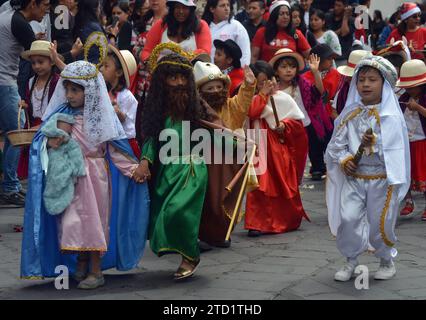 CUENCA-PREGON PASE NINO VIAJERO Cuenca,Ecuador 15 de diciembre de 2023 La manana de hoy se realizo el Pregon del Nino Viajero Navidad con Amor donde ninos,adultos,personas con diskapidades se vistieron con diferentes trajes navidenos en Honor al Nino Viajero. El desfile comenzo desde el parque de San Blas desde las 10:30 uhr recorriendo la calle Bolivar hasta llegar al parque Calderon. foto Boris Romoleroux/API. ACE-CUENCA-PREGONPASENIÃOVIAJERO-4531b8cdc85247898f59a4c9ac185a7 *** CUENCA PREGON PASE NINO VIAJERO Cuenca, Ecuador 15. Dezember 2023 heute Morgen fand die Pregon der Nino Via statt Stockfoto