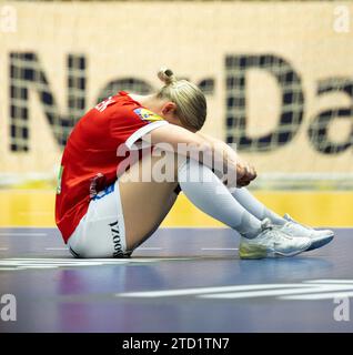 Herning, Dänemark, 15. Dezember 2023: Players of Denmrk sieht nach dem Halbfinalspiel der IHF Womens World Championship 2023 zwischen Dänemark und Norwegen in der Jyske Bank Boxen in Herning, Dänemark (Ane Frosaker / SPP) niedergeschlagen aus Stockfoto