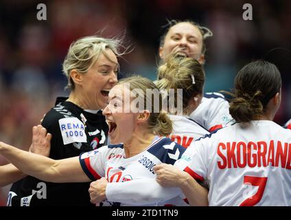 Herning, Dänemark, 15. Dezember 2023: Players of Norway feiern nach dem Gewinn des Halbfinalspiels der IHF Womens World Championship 2023 zwischen Dänemark und Norwegen in der Jyske Bank Boxen in Herning, Dänemark (Ane Frosaker / SPP) Stockfoto