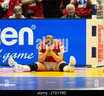 Herning, Dänemark, 15. Dezember 2023: Players of Denmrk sieht nach dem Halbfinalspiel der IHF Womens World Championship 2023 zwischen Dänemark und Norwegen in der Jyske Bank Boxen in Herning, Dänemark (Ane Frosaker / SPP) niedergeschlagen aus Stockfoto