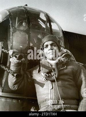 LINCOLN LYNCH (1920–2011) jamaikanisch-amerikanische Bürgerrechtlerin und RAF-Veteran. Fotografiert wurde er im Januar 1944 bei der RAF Pocklington, als er in einem Halifax mit der 102 Squadron als Heckschütze fungierte. Stockfoto