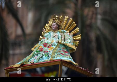 CUENCA-PREGON PASE NINO VIAJERO Cuenca,Ecuador 15 de diciembre de 2023 La manana de hoy se realizo el Pregon del Nino Viajero Navidad con Amor donde ninos,adultos,personas con diskapidades se vistieron con diferentes trajes navidenos en Honor al Nino Viajero. El desfile comenzo desde el parque de San Blas desde las 10:30 uhr recorriendo la calle Bolivar hasta llegar al parque Calderon. foto Boris Romoleroux/API. ACE-CUENCA-PREGONPASENIÃOVIAJERO-b330248babd7c213fc3c7cf9c5f0dda5 *** CUENCA PREGON PASE NINO VIAJERO Cuenca, Ecuador 15. Dezember 2023 heute Morgen fand die Pregon der Nino Via statt Stockfoto