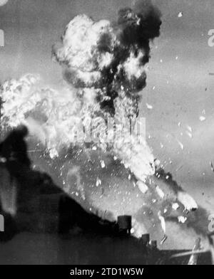 USS UNERSCHROCKENER Flugzeugträger der Essex-Klasse. Am 25. November 1944 traf die japanische Kamikaze-Maschine Intrepid, tötete 69 Mann und verursachte schwere Brände, die schließlich unter Kontrolle gebracht wurden. Stockfoto