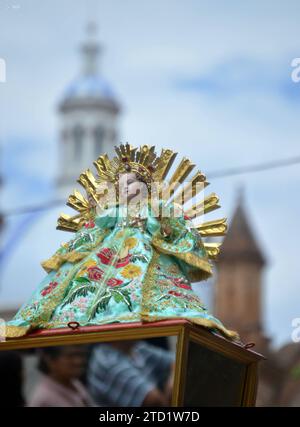 CUENCA-PREGON PASE NINO VIAJERO Cuenca,Ecuador 15 de diciembre de 2023 La manana de hoy se realizo el Pregon del Nino Viajero Navidad con Amor donde ninos,adultos,personas con diskapidades se vistieron con diferentes trajes navidenos en Honor al Nino Viajero. El desfile comenzo desde el parque de San Blas desde las 10:30 uhr recorriendo la calle Bolivar hasta llegar al parque Calderon. foto Boris Romoleroux/API. ACE-CUENCA-PREGONPASENIÃOVIAJERO-9de3a0da3fade424bc799014cb6a0b5b *** CUENCA PREGON PASE NINO VIAJERO Cuenca, Ecuador 15. Dezember 2023 heute Morgen fand die Pregon der Nino Via statt Stockfoto