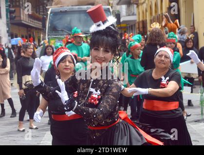 CUENCA-PREGON PASE NINO VIAJERO Cuenca,Ecuador 15 de diciembre de 2023 La manana de hoy se realizo el Pregon del Nino Viajero Navidad con Amor donde ninos,adultos,personas con diskapidades se vistieron con diferentes trajes navidenos en Honor al Nino Viajero. El desfile comenzo desde el parque de San Blas desde las 10:30 uhr recorriendo la calle Bolivar hasta llegar al parque Calderon. foto Boris Romoleroux/API. ACE-CUENCA-PREGONPASENIÃOVIAJERO-4abf5bc8d647b2079b60c5bb3e4cc00d *** CUENCA PREGON PASE NINO VIAJERO Cuenca, Ecuador 15. Dezember 2023 heute Morgen fand die Pregon der Nino Via statt Stockfoto