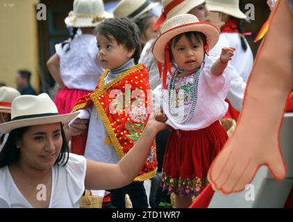 CUENCA-PREGON PASE NINO VIAJERO Cuenca,Ecuador 15 de diciembre de 2023 La manana de hoy se realizo el Pregon del Nino Viajero Navidad con Amor donde ninos,adultos,personas con diskapidades se vistieron con diferentes trajes navidenos en Honor al Nino Viajero. El desfile comenzo desde el parque de San Blas desde las 10:30 uhr recorriendo la calle Bolivar hasta llegar al parque Calderon. foto Boris Romoleroux/API. ACE-CUENCA-PREGONPASENIÃOVIAJERO-e72ca785c20535202e72a54f4eae9300 *** CUENCA PREGON PASE NINO VIAJERO Cuenca, Ecuador 15. Dezember 2023 heute Morgen fand die Pregon der Nino Via statt Stockfoto