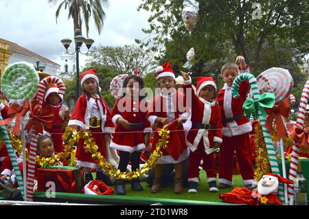 CUENCA-PREGON PASE NINO VIAJERO Cuenca,Ecuador 15 de diciembre de 2023 La manana de hoy se realizo el Pregon del Nino Viajero Navidad con Amor donde ninos,adultos,personas con diskapidades se vistieron con diferentes trajes navidenos en Honor al Nino Viajero. El desfile comenzo desde el parque de San Blas desde las 10:30 uhr recorriendo la calle Bolivar hasta llegar al parque Calderon. foto Boris Romoleroux/API. ACE-CUENCA-PREGONPASENIÃOVIAJERO-65a55c42809887a4977c35f4b1b3a357 *** CUENCA PREGON PASE NINO VIAJERO Cuenca, Ecuador 15. Dezember 2023 heute Morgen fand die Pregon der Nino Via statt Stockfoto