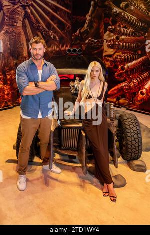 ERSCHEINUNGSDATUM: 24. Mai 2024. TITEL: Furiosa: A Mad Max Saga. STUDIO: Village Roadshow Pictures. DIREKTOR: George Miller. HANDLUNG: Die Geschichte der abtrünnigen Kriegerin Furiosa vor ihrer Begegnung mit Mad Max. CHRIS HEMSWORTH, ANYA TAYLOR-JOY AM SET. (Credit Image: © Village Roadshow Pictures/Entertainment Pictures/ZUMAPRESS.com) NUR REDAKTIONELLE VERWENDUNG! Nicht für kommerzielle ZWECKE! Stockfoto