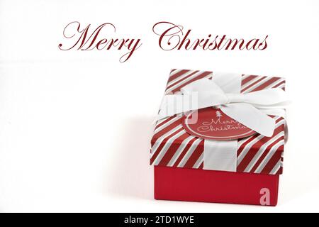 Weihnachtsgrußkarte, mit Merry Christmas Text, Merry Christmas Geschenkbox auf weiß mit Platz für mehr Ihre eigene Grußkarte. Stockfoto